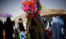 Ein afghanischer Straßenverkäufer wartet auf einem Markt in Kabul auf potenzielle Kunden. Foto: ap