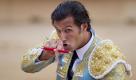 Der spanische Torero David Mora zieht in der Stierkampfarena von Pamplona sein Schwert, um einen Stier zu töten. Foto: dapd