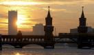 In Berlin ist die Spree zugefroren - so wie hier an der Oberbaumbrücke an der Grenze der Bezirke Friedrichshain und Kreuzberg. Foto: dpa