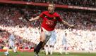 Sagenhafte zehn Eigentore erzielten die Gegner von Manchester United in der Saison 2009/2010. Mittelfeldspieler Darren Fletcher führte das Phänomen aber auf die Grandiosität seiner eigenen Mannschaft zurück: Es kommt daher, dass wir die Mannschaften so stark unter Druck setzen. Wenn man sich die ganzen Eigentore einmal ansieht, wird man feststellen, dass hinter dem Verteidiger immer ein United-Spieler steht, der den Ball ganz leicht hätte verwandeln können. So kann man seine Gegner also auch mürbe machen... Foto: dapd