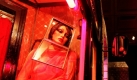Menschen stehen neben der Kunstinstallation The Hoerengracht von den US-amerikanischen Künstlern Ed und Nancy Reddin Kienholz in der National Gallery in London.  Foto: ap