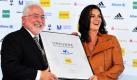 Die zweimalige Eiskunstlauf-Olympiasiegerin Katarina Witt überreicht in München dem Präsidenten von Lotto Bayern, Erwin Horak, die Urkunde als neuer Nationaler Förderer der Bewerbung München 2018. Die Stadt will die olympischen und Paralympischen Winterspiele ausrichten.  Foto: dpa