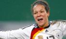 Mittelfeld: Celia Okoyino da Mbabi (Bad Neuenahr/22) ist als dribbelstarke und zielstrebige Spielerin der ideale Joker, wenn es vorn mal nicht läuft. Auch, weil sie beide offensiven Außenpositionen bedienen kann. Durch starke Leistungen ist sie zuletzt in die Stammelf gerutscht. Foto: dpa