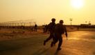 US-Soldaten rennen der Grenze zwischen Irak und Kuwait entgegen. Die Soldaten gehören zu der letzten Brigade, die den Irak im Rahmen des Abzugs der US-Armee verlassen. Foto: ap
