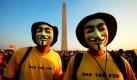 Zwei Männer nehmen mit Guy Fawkes-Masken an einem Treffen der rechtskonservativen Tea-Party-Bewegung in Washington teil. Fast 80 Prozent der Amerikaner misstrauen ihrer Regierung. Das ergab eine Umfrage des Pew-Forschungszentrums. Damit ist das Vertrauen in die amerikanische Regierung so gering wie seit 50 Jahren nicht mehr. Foto: ap