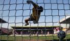 Der Titelkampf in der Fußball-Bundesliga hat sich zwei Spieltage vor dem Ende der Saison weiter zugespitzt: Bayern München und Schalke 04 gehen punktgleich auf die Zielgerade. Die Münchner mussten sich bei Borussia Mönchengladbach mit einem 1:1 begnügen, Schalke gewann 1:0 bei Schlusslicht Hertha BSC. Im Bild kassiert Frankfurts Torwart einen Treffer der Mainzer. Foto: dpa