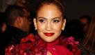 Ein Hingucker ist die knallige Abendrobe, die die Sängerin Jennifer Lopez auf der Metropolitan Museum of Art Costume Institute Gala in New York trägt. Gäste der Feier, bei der sich alles um das Thema Mode dreht, waren auch Stars wie Madonna, Giselle Bündchen und Karl Lagerfeld. Foto: dapd
