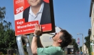 Plakatieren fordert Kraft. Kajo Wasserhövel, Bundesgeschäftsführer der SPD und Direktkandidat für den Gysi-Wahlkreis Treptow-Köpenick packt selbst mit an. Foto: news.de