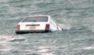 Naturwissenschaft für Anfänger: Wann sollte man ein bei Ebbe im Watt festgefahrenes Auto spätestens geborgen haben? Richtig: Vor der Flut. Ein amerikanischer Autofahrer wollte seinen Wagen hingegen erst tags darauf abschleppen zu lassen. Leider zu spät. Foto: dapd