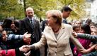 Bundeskanzlerin Angela Merkel (CDU) wurde heute in Berlin im Stadtteil Wedding in der Erika-Mann-Grundschule auf dem Schulhof von Kindern umringt. Merkel will sich bei dem Besuch der Schule ein Bild von der Integration vieler dort lernender Schülerinnen und Schüler nichtdeutscher Herkunft machen. Der Besuch der Kanzlerin war eine willkommene Abwechslung im Schulalltag. Foto: dapd