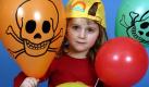 Das Greenpeace-Foto zeigt ein kleines Mädchen mit Luftballons, auf die ein Totenkopf gemalt wurde (Handout vom 15.2.2004). Zum Höhepunkt der Karnevalsaison warnt Greenpeace vor Krebs erregenden Stoffen in Luftballons. Diese Nitrosamine könnten vor allem beim Aufpusten der Ballons aufgenommen werden. Bei 17 von 21 untersuchten Kinder- und Partyballons seien mehr als 10 Mikrogramm der Krebs erregenden Substanz pro Kilogramm Ballonmasse abgegeben worden. Der höchste Wert betrage 464 Mikrogramm, berichtete Greenpeace am 17.2.2004 in Hamburg. Bundesbehörden hatten höchstens 10 Mikrogramm Nitrosaminabgabe als Richtwert empfohlen. Foto: Kirchof dpa 
 Foto: dpa