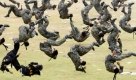 Bei einer Probe für den 61. Jahrestag der südkoreanischen Armeen demonstrieren die Streitkräfte ihre Kampfkünste. Foto: ap