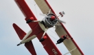 Kunst auf dem Flugopbekt: Auf der Tragfläche eines Doppeldecker-Oldtimers steht Wing-Walkerin Peggy Krainz während einer Flugtags-Vorführung.
 Foto: dpa