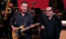 Bruce Springsteen (r.) und Danny DeVito perfomen zusammen den Titel Glory Days nachdem der Schauspieler in die New Jersey Hall of Fame aufgenommen wurde. Foto: ap
