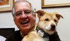 Mike Arms, Präsident des Helen Woodward Animal Centers in Rancho Santa Fe (Kalifornien), hält den fünf Monate alten Hund Anchovy, der ein GPS Empfangsgerät am Halsband trägt. Dank GPS ist der Tierbesitzer in der Lage den genauen Aufenthaltsort seines Tieres festzustellen. Foto: dapd