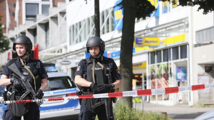 Nach einer Messerattacke riegelte die Polizei eine beliebte Einkaufsstraße in Hamburg zeitweise ab.