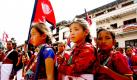 Nepalesische Mädchen warten auf den Beginn einer Rallye, die von der regionalen Tourismusbehörde organisiert wurde, um für das Tourismusjahr 2010/11 in Kathmandu zu werben. Foto: ap