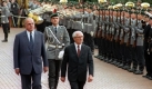 Da ist die Welt des Erich Honecker (3.v.li.) noch in Ordnung: Als Staatsratsvorsitzender der DDR und SED-Generalsekretr wird er am 7. September 1987 von Bundeskanzler Helmut Kohl (li.) in Bonn mit allen militrischen Ehren empfangen. Zwei Jahre spter ist Honeckers Einparteienstaat am Ende. Foto: dpa