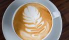 Das Ergebnis ist eine weiße Schaumblume auf Ihrem perfekten Cappuccino. Foto: Berlin School of Coffee