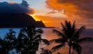 Inselurlaub auf Hawaii? Zwischen Dezember und März sind Urlaubern dort die besten Sonnenuntergänge sicher. Wer dabei lieber Palmen statt Wolkenkratzer sieht, ist auf Kauai am besten aufgehoben. Die nördlichste ... Foto: dapd/Hawaii Tourism Authority (HTA)/Tor Johnson