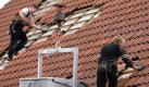 Auch für die rund 84 000 Beschäftigten im Dachdeckerhandwerk gilt ein Mindestlohn. Foto: dpa