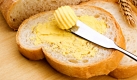 Wer seine Speisekammer nicht mit Olivenöl und Co. ausstatten mag, der kann auch zur Margarine greifen, die ungesättigte Fettsäuren liefert. Foto: istockphoto