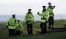 Eine Polizeipatrouille sichert das Gelände des G20-Finanzministertreffens im schottischen St. Andrews. Die Regierungen der G20-Nationen sind sich uneinig über die Zukunft des Weltfinanzsystems und Maßnahmen gegen den Klimawandel. Foto: ap