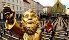 Helfer des Künstlers Ottmar Hörl bauen in Straubing (Bayern) die Installation dance with the devil auf, die aus 1250 Zwergen besteht, die ihre rechten Arme zum Hitlergruß erheben. Die Zwerge bestehen aus Plastik und sind auf ein Holzgerüst geschraubt. Foto: ddp