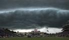 Vor einer Begegnung im College-Football in Manhattan (US-Bundesstaat Kansas) nähert sich ein Gewittersturm dem Stadion. Foto: ap