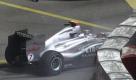 Nach einem guten Start beim Singapur GP und kämpferischen Runden, krachte Michael Schumacher nach einem Auffahrunfall in die Mauer. Nach dem Crash mit Sauber-Pilot Sergio Perez war für ihn das Rennen nach der Hälfte gelaufen. «Er ist ein bisschen früh vom Gas gegangen, damit habe ich nicht gerechnet», erklärte der Rekordweltmeister. Foto: dapd