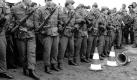 Mit Maschinenpistolen und Kampfausrüstung stehen Offiziersschüler des DDR-Wachregiments 'Feliks Dzierzynski' (Satsi-Regiment) untergehackt als Sperrlinie an der Grenze am Potsdamer Platz (Archivfoto vom 12.11.1989). Die dem Ministerium für Staatssicherheit (MfS) unterstellten Soldaten wurden in ihrer Kaserne mit einem eignen Radioprogramm auf Linie gehalten. Foto: Eberhard Klöppel (zu dpa-Korr.: 'Skurril: Stasi-Regiment Dzierzynski auf Sendung') +++(c) dpa - Bildfunk+++ 
 Foto: dpa