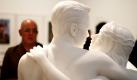 Ein Besucher betrachtet in Hamburg in der Ausstellung Pop Life das Werk Bürgerliche Büste - Jeff und Ilona des US-Künstlers Jeff Koons. Die Ausstellung in der Galerie der Moderne der Hamburger Kunsthalle zeigt bis zum 9. Mai Werke international bekannter Pop-Art-Künstler. Foto: ddp