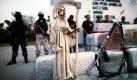 Eine Statue der Santa Muerte, des heiligen Todes, steht in Tijunana auf einem Paket Marihuana neben einem Gewehr. Nach Angaben der mexikanischen Armee wurden bei einer groß angelegten Drogenrazzia in der Stadt knapp 900 Kilogramm Marihuana konfisziert. Foto: ap