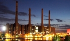 Hell erleuchtet ist am Dienstag (19.05.2009) das Kesselhaus im VW-Werk in Wolfsburg in der blauen Stunde. Es bleibt weiter offen, ob es eine Auto-Allianz zwischen VW und Porsche geben wird. Die für diesen Mittwoch (20.05.2009) geplanten Gespräche über ein Zusammengehen wurden laut VW-Unternehmenskreisen abgesagt.
 Foto: dpa