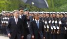 Mexikos Präsident Felipe Calderon ist zu einem Staatsbesuch in Deutschland eingetroffen. Er wurde in Berlin von Bundespräsident Horst Köhler (links) empfangen - und von kräftigem Regen. Foto: ap