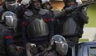 Martialisch: In Senegals Hauptstadt Dakar feuern hoch gerüstete Polizisten Tränengas und Gummigeschosse auf Demonstranten. Foto: Nic Bothma Foto: dpa