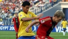 Doch der Vorsprung konnte nicht bis zum Schluss gehalten werden. Hier versucht es Björn Kopplin. In der 89. Minute gelang dann Maicon aber das 1:1 und in der Verlängerung dann auch noch das 2:1 - der Sieg für Brasilien. Foto: dpa