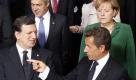 French President Nicolas Sarkozy, center, speaks with European Commission President Jose Manuel Barroso, left, during a group photo at an EU summit in Brussels, Thursday, Sept. 16, 2010. A summit of government leaders seeking to mold a united European Union front on the global stage opened in disarray over France's expulsion of Gypsies and comparisons with World War II deportations. Standing right, second row, is German Chancellor Angela Merkel. (AP Photo/Michel Euler) Foto: ap