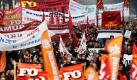 Workers on strike carry trade union flags during a rally in Paris, France, 29 January 2009. A 24 hours general strike was declared by the French Trade Unions causing transport perturbations. An estimated 1 million workers are demonstrating all over the French territory as the Unions protest against the governmental economic policies. According to a poll by French magazine l?Express, 69 per cent of the French are in favor of the general strike.
 Foto: dpa