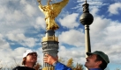 In der Miniwelt Sachsen im sächsischen Lichtenstein demontieren Johannes Dengis und Andy Markert die Berliner Siegessäule. Bis zur Saisoneröffnung am 31. März 2010 wird die Miniatur im Maßstab 1:25 ins Winterquartier gefahren.  Foto: dpa