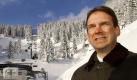 Am Neujahrstag kollidiert Thüringens Ministerpräsident Dieter Althaus auf einer Skipiste in Österreich mit einer Frau, die dabei ums Leben kommt. Althaus selbst erleidet schwere Kofverletzungen. Zwei Monate später wird er wegen fahrlässiger Tötung zu einer Geldstrafe von 33.000 Euro verurteilt. Seine politische Karriere endet noch im Laufe des Jahres. Foto: dpa
