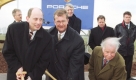 1998 wird Tiefensee zum neuen Oberbürgermeister von Leipzig gewählt. Einer seiner ersten Erfolge ist die Ansiedlung eines Porsche-Werks in der sächsischen Metropole. Hier macht er gemeinsam mit Porsche-Chef Wendelin Wiedeking und Sachsens damaligem Ministerpräsident Kurt Biedenkopf (rechts) den ersten Spatenstich. Foto: ddp