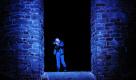 Wilhelm Tell (gespielt von Markus Gertken) schießt in einer Fotoprobe zu Friedrich Schillers gleichnamigem Stück in einer Inszenierung des neuen Intendanten Holk Freytag mit einer Armbrust. Mit der Premiere des Wilhelm Tell am 12. Juni in der Stiftsruine starten gleichzeitig die 60. Bad Hersfelder Festspiele. Foto: dpa