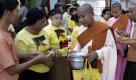 Mitglieder der demokratischen Partei von Aung San Suu Kyi in Myanmar spenden für Nonnen. Foto: ap