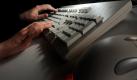 Schutz vor Abofallen: Wenn eine Website Namen, Adresse und sogar Bankverbindung abfragt, sollten Nutzer misstrauisch werden. (Bild: dpa) Foto: dpa