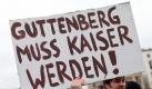 Dem Aufruf der Gruppe Wir wollen Guttenberg zurück auf Facebook waren rund 100 Leute gefolgt, unter denen sich aber kaum wirkliche Fürsprecher befanden. Foto: dpa