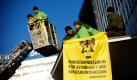 Polizisten geleiten in Berlin Aktivisten der Umweltschutzorganisation Greenpeace vom Vordach des Bundesumweltministeriums. Die Umweltaktivisten protestierten mit ihrer Aktion gegen die Atompolitik der Bundesregierung. Foto: dapd