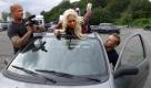 Natürlich ist Cobra-Tierpflegerin eine Actionrolle. Daniela will am eigenen Leib spüren, wie sich richtige Stunts anfühlen und lässt sich auf ein Autodach schnallen. Foto: Vox/99pro