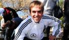 Zur Abwechslung muss es auch mal ein bisschen Unterhaltung geben: Der Kapitän der deutschen Nationalmannschaft Philipp Lahm entspannt beim Streicheln eines jungen Löwen im Lion Park in Lanseria nahe dem südafrikanischen Johannesburg. Am Sonntag wird es für die Mannschaft in  Bloemfontein wieder ernst. Foto: ap