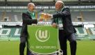 Der VfL Wolfsburg hat seit 2010 Krombacher als Premiumsponsor. Hier stößt der damalige Geschäftsführer Dieter Hoeneß mit Krombacher-Marketing-Chef Uwe Riehs (links) an. Pro Saison bezahlen die Brauereien für die Zusammenarbeit mit einem Bundesligaklub im Durchschnitt einen sechsstelligen Betrag. Foto: obs/Krombacher Brauerei